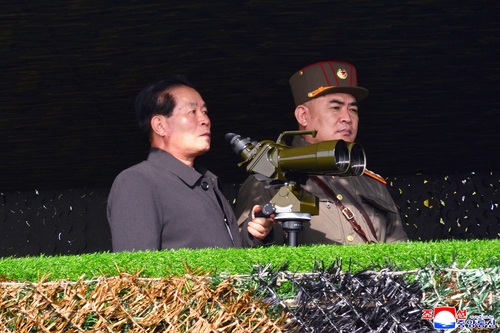 朝鲜人民军炮兵部队举行射击比赛