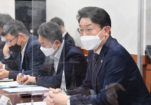11月8日，在政府首尔办公楼，韩国企划财政部第一次官（副部长）李亿远召开跨部门尿素溶液供应应对会议。 韩联社/企划财政部供图（图片严禁转载复制）