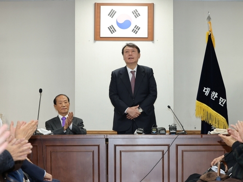 资料图片：尹锡悦（右） 韩联社/国会摄影记者团