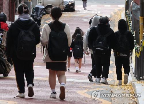 资料图片：首尔市区一所高中的学生们放学回家，摄于11月10日。 韩联社