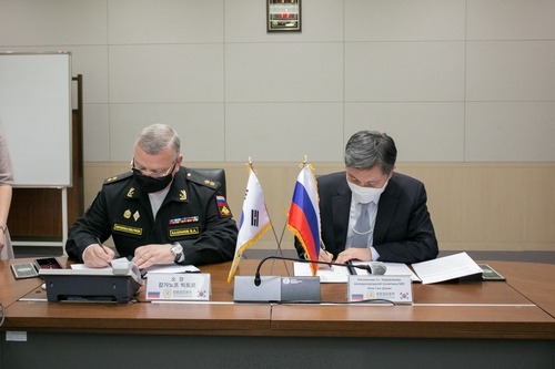 11月11日，韩国和俄罗斯签署了关于开通海空军军事热线的谅解备忘录。 韩联社/国防部供图（图片严禁转载复制）