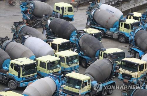 资料图片：11月9日下午，在京畿道安养市一家工厂，成排的预拌混凝土运输车辆正在行驶。 韩联社