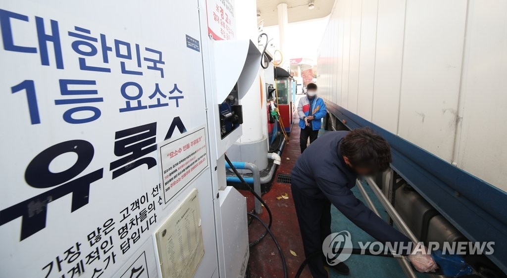 资料图片：11月14日，在位于京畿道安城市京釜高速公路首尔方向的安城服务区加油站，工作人员向货车加注车用尿素溶液。 韩联社