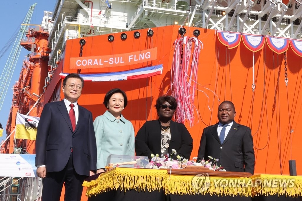 11月15日，在庆尚南道巨济市的三星重工造船厂，韩国总统文在寅（左一）伉俪和莫桑比克总统菲利佩·雅辛托·纽西（右一）夫妇出席韩国国产浮式液化天然气船（FLNG）命名仪式。 韩联社