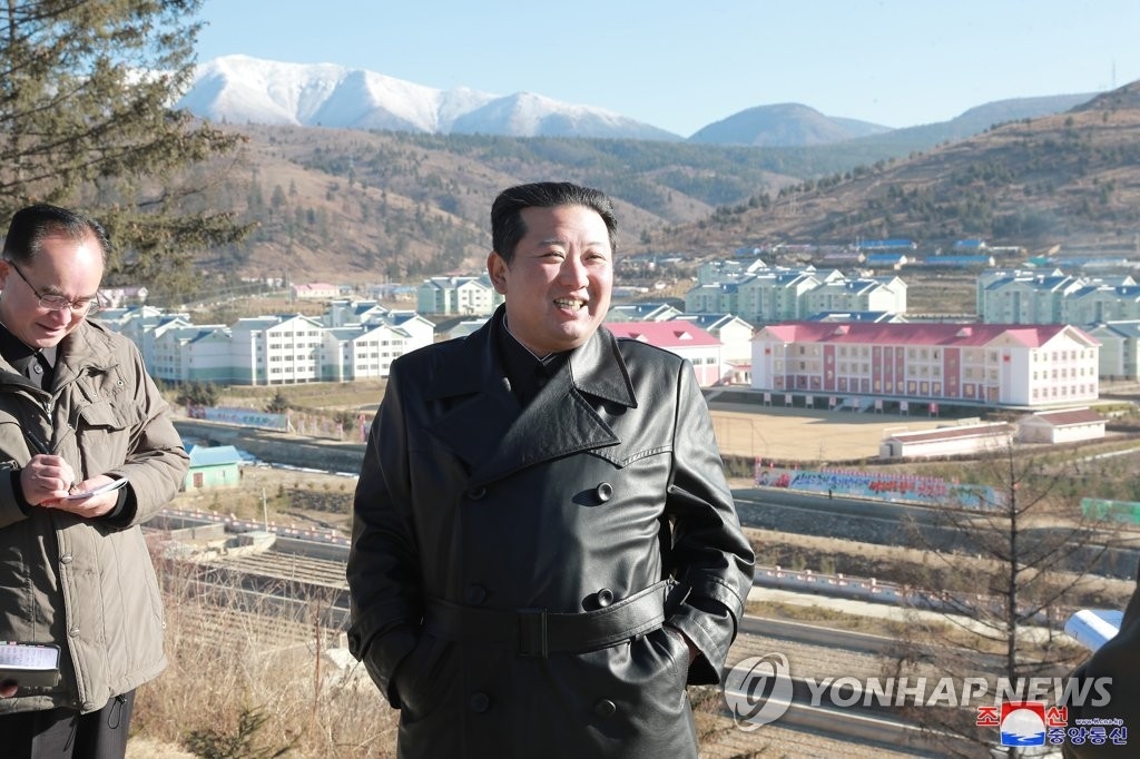 金正恩视察朝鲜北部三池渊市城建现场
