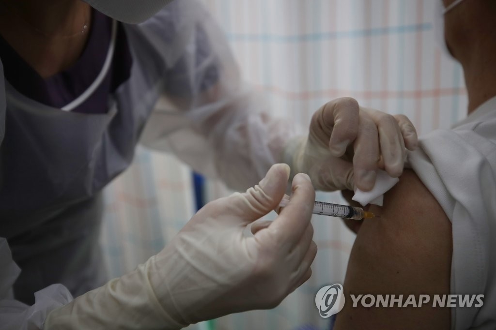 资料图片：接种新冠疫苗 韩联社