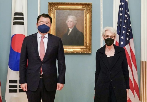 当地时间11月16日，在美国华盛顿，韩国外交部第一次官（副部长）崔钟建（左）和美国常务副国务卿温迪·谢尔曼举行会谈。 韩联社