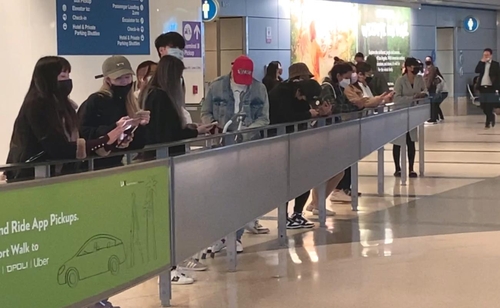 当地时间11月18日，在美国洛杉矶机场，防弹少年团粉丝们等待接机。 韩联社