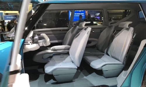 当地时间11月17日，在“洛杉矶车展2021”媒体日活动，起亚旗下大型SUV概念车“起亚Concept EV9”亮相。图为其内饰。 韩联社