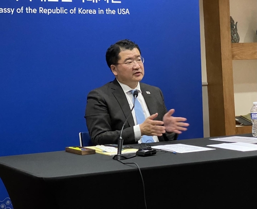 当地时间11月17日，在韩国驻美大使馆，崔钟建与韩国记者座谈。 韩联社