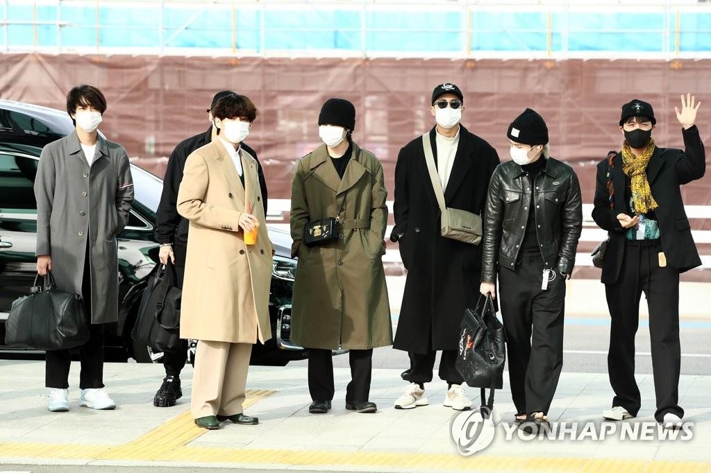 11月17日，在仁川国际机场，防弹少年团准备启程赴美。 韩联社