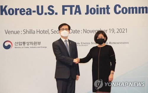 11月19日，在首尔，韩国产业通商资源部通商交涉本部长吕翰九（左）和美国贸易代表办公室代表凯瑟琳·戴在韩美FTA联合委员会第6次会议上握手合影。 韩联社