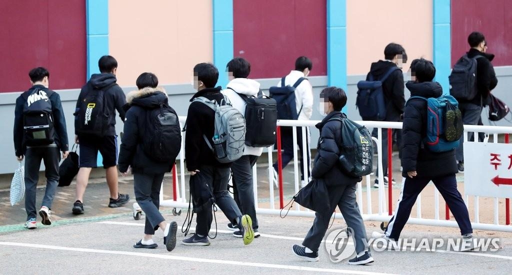 11月22日，在仁川市南洞区的一所初中，学生们走在上学路上。 韩联社