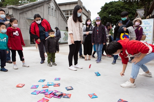 资料图片：台湾人体验韩国传统游戏“打画片”。 韩联社/韩国观光公社供图（图片严禁转载复制）