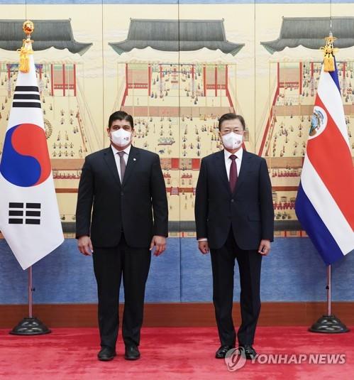 11月23日，在青瓦台，韩国总统文在寅（右）和哥斯达黎加总统卡洛斯·阿尔瓦拉多·克萨达合影留念。 韩联社