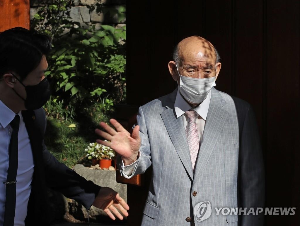资料图片：2021年8月9日，全斗焕走出家门，准备乘车到光州地方法院受审。 韩联社