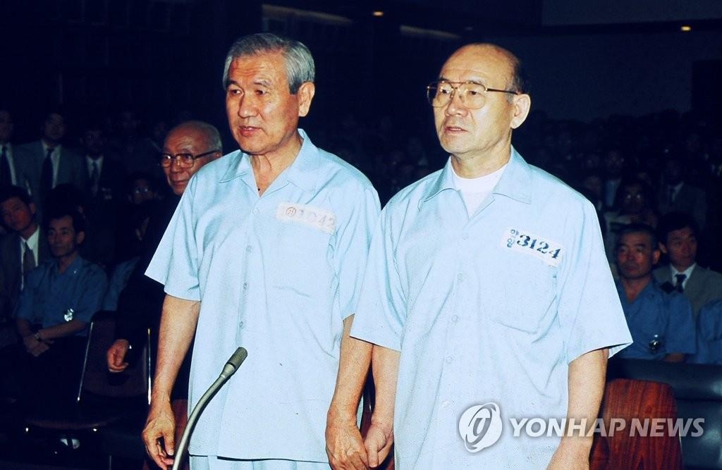 资料图片：11月23日，韩国前总统全斗焕去世。图为1996年8月26日前总统全斗焕（右）和卢泰愚因涉嫌发动“双十二政变”和武力镇压“五一八光州民主化运动”而在首尔地方法院417号大法庭接受公审。 韩联社