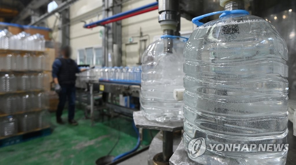 资料图片：11月10日，京畿道安山市一工厂正在生产尿素溶液。 韩联社/联合摄影采访团