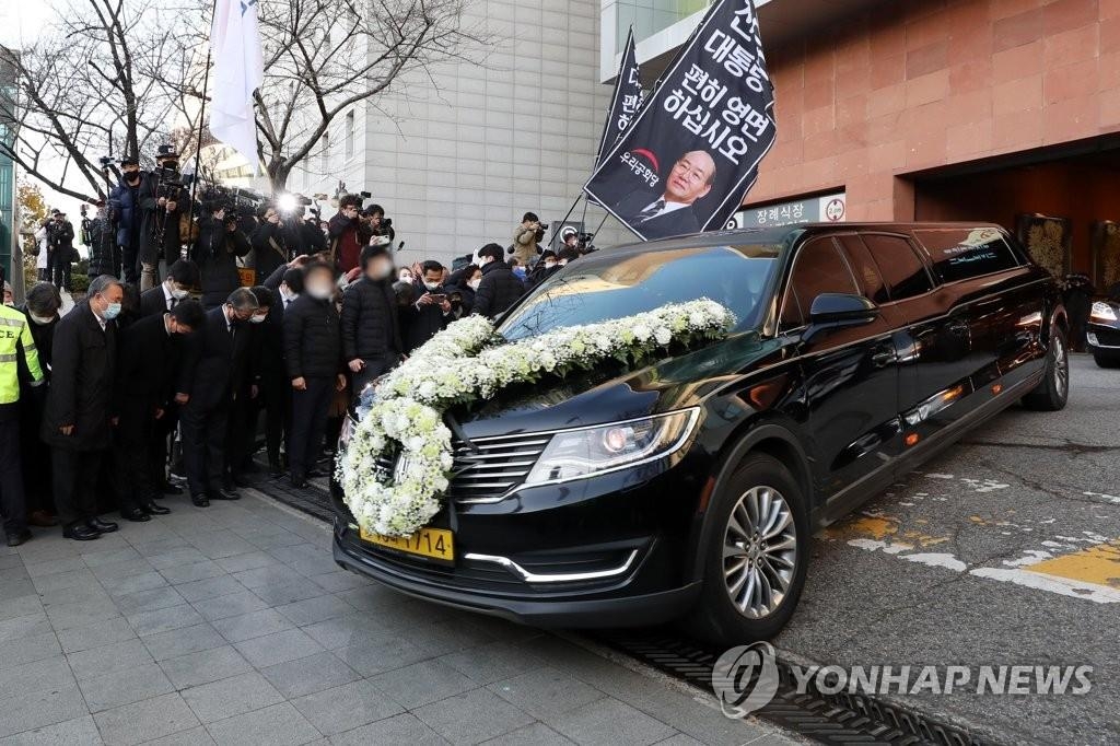 11月27日，韩国前总统全斗焕出殡仪式在首尔西大门区的世福兰斯医院殡仪馆举行，图为灵车离开殡仪馆。 韩联社/联合采访团