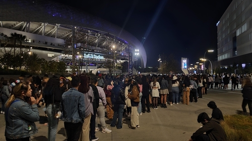 当地时间11月27日，防弹少年团（BTS）在美国洛杉矶索菲体育场举行演唱会，吸引大批歌迷排队入场。 韩联社