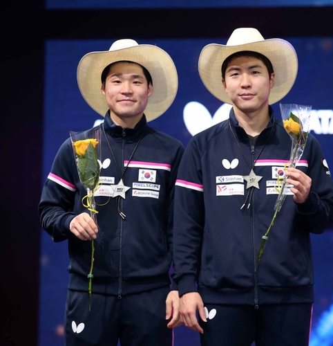 张宇镇（左）和林钟勋在颁奖仪式上合影。 大韩乒乓球协会供图（图片严禁转载复制）