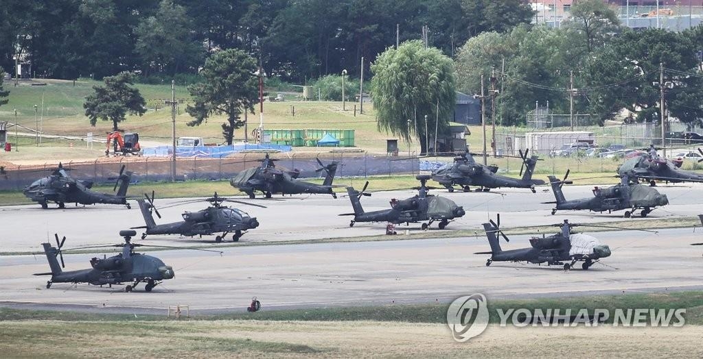 资料图片：8月16日，在京畿道平泽驻韩美军基地，直升机整装待发。韩美两国当天启动2021年下半年联合指挥所演习，为期9天。 韩联社