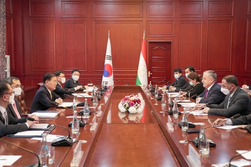 当地时间11月29日，正在访问塔吉克斯坦的韩国外长郑义溶（左排第三）与塔吉克斯坦外长穆赫里丁（右排第二）举行会晤。 韩国外交部供图（图片严禁转载复制）