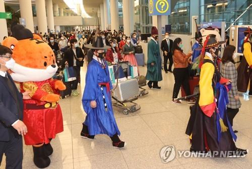 资料图片：11月15日，在仁川国际机场第二航站楼，根据“旅行泡泡”计划访问韩的国新加坡游客下机入境。 韩联社