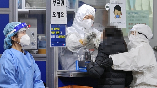资料图片：核酸采样现场 韩联社