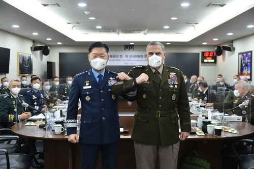 12月1日，在韩国联合参谋本部（联参）办公楼，联参议长元仁哲（左）和美国参谋长联席会议主席马克·米利合影留念。 韩联社/联参供图（图片严禁转载复制）