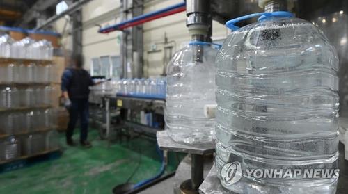 资料图片：11月10日，京畿道安山市一工厂正在生产尿素溶液。 韩联社/联合摄影记者团