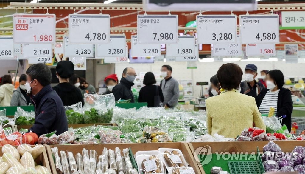 资料图片：市民在超市选购蔬菜。 韩联社