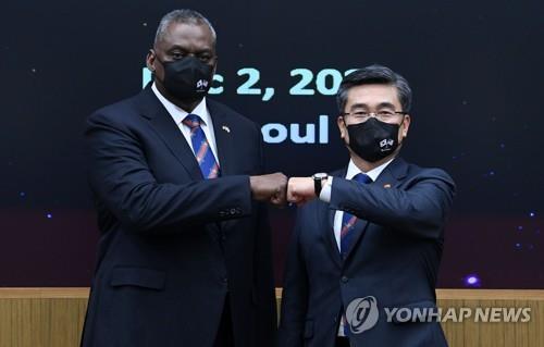 12月2日，在首尔国防部大楼，韩国防长徐旭（右）与美国防长奥斯汀合影留念。 韩联社