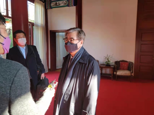 12月2日，在位于中国天津的一酒店，韩国国家安保室室长徐薰答记者问。 韩联社/联合记者团