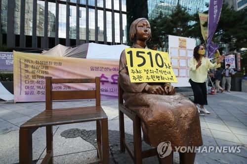图为在位于首尔市钟路区日本大使馆旧址前的和平少女像 韩联社