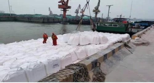 这是在江苏省一港口货运码头上堆积的尿素，图片摄于12月9日。 韩国驻华大使馆供图（图片严禁转载复制）