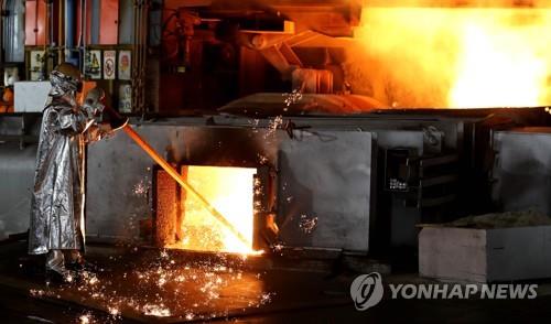 资料图片：炼铁高炉 韩联社