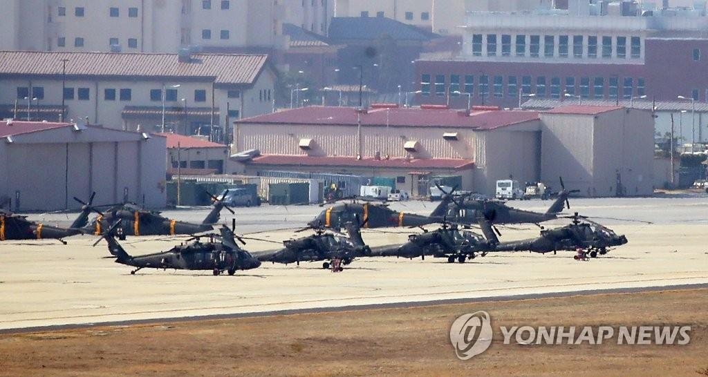 资料图片：2021年3月8日，韩美启动上半年联合指挥所演习（CCPT）。受新冠疫情影响，演习规模缩小，不实施野外机动训练。图为当天多架直升机停在京畿道平泽市驻韩美军基地。 韩联社