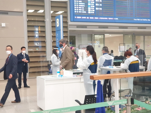 12月15日，在仁川国际机场第二航站楼，美国国务院负责经济事务的副国务卿何塞·费尔南德斯（棕色西装）抵达韩国。 韩联社