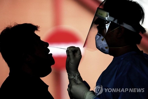 8月27日，在江原道华川郡卫生站，一名居民接受新冠病毒检测。 韩联社