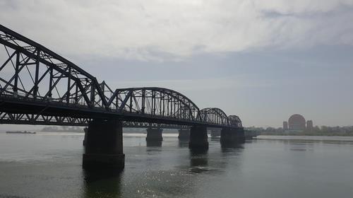 资料图片：连接新义州和丹东的朝中跨境铁路大桥 韩联社