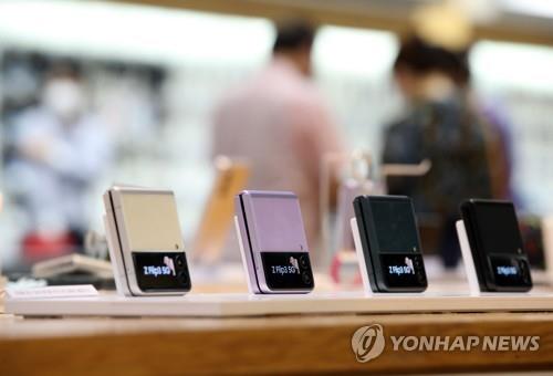 资料图片：三星电子旗下可折叠智能手机Galaxy Z Flip3 韩联社