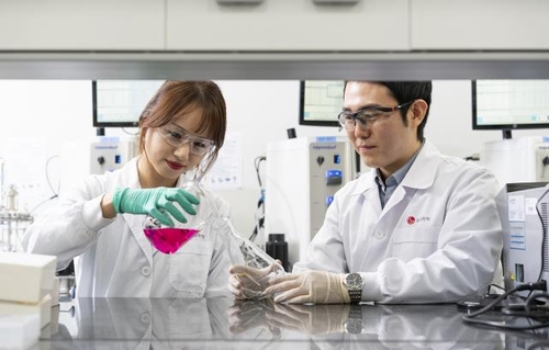 材料图片：LG化学研究
职员
在研发新药。 LG化学供图（图片严禁转载复制）