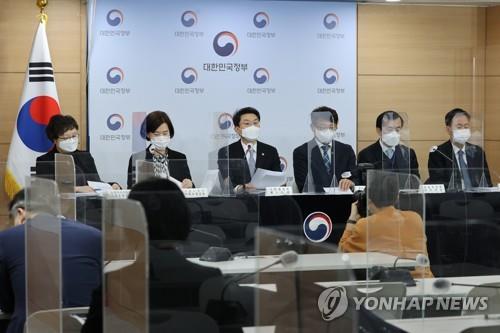 12月22日，在韩国中央政府世宗办公楼，企划财政部第一次官李忆远（左三）向总统文在寅汇报2022年度工作计划。 韩联社