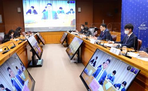 资料图片：2020年12月23日，韩国外交部第一次官（副部长）崔钟建（右二）同中国外交部副部长乐玉成举行视频会谈。 韩国外交部供图（图片严禁转载复制）