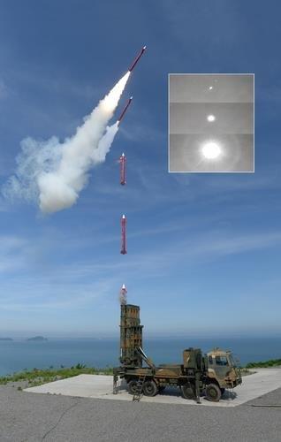 资料图片：韩版爱国者系统“天弓-II”导弹发射场面 韩联社/防卫事业厅供图（图片严禁转载复制）