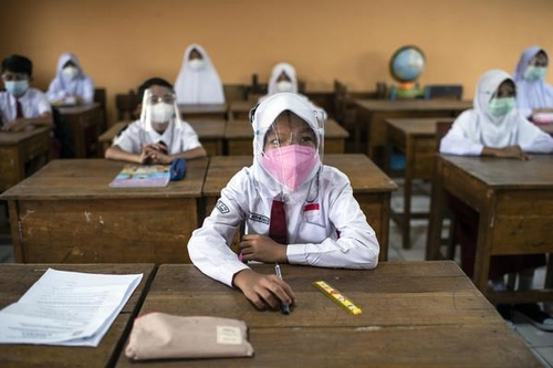 资料图片：2020年7月，韩国国际合作机构同联合国儿童基金会一道，向印尼各级学校援助口罩和面罩。 韩联社/韩国国际合作机构供图（图片严禁转载复制）