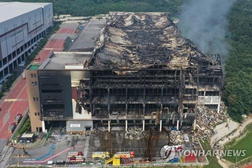 资料图片：去年6月17日，位于京畿道利川市Coupang德坪分拣中心发生火灾。 韩联社