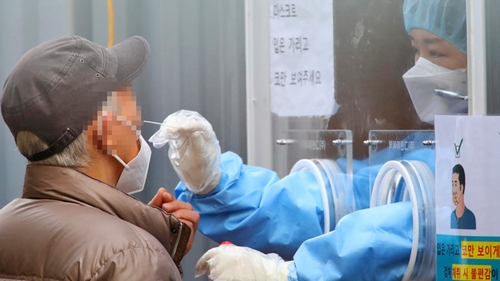 资料图片：一名市民接受新冠检测。 韩联社