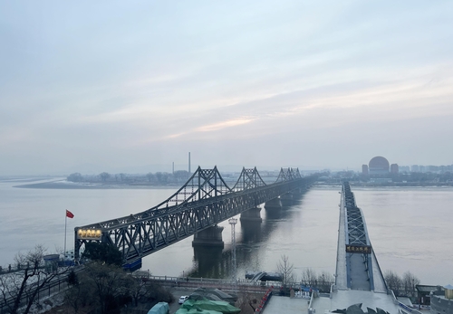 1月10日上午，从中国遥望鸭绿江对岸的朝鲜新义州市。左侧是中朝友谊桥，右侧是鸭绿江断桥。 韩联社